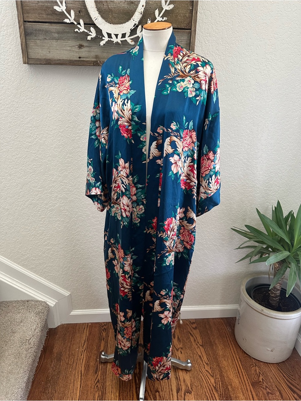 VTG Victoria’s Secret 100% silk blue floral long robe ladies size M **NO BELT**